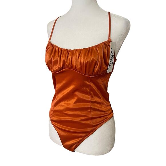 NWT Out From Under Womens Medium Bodysuit Thong Open Back Top Underwire Cups - Picture 7 of 11